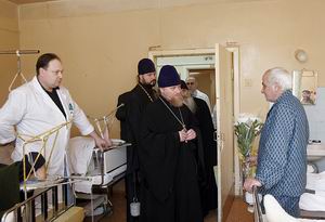 Делегация Бакинской епархии посетила городскую клиническую больницу, где находятся пострадавшие в результате трагедии на московском Басманнном рынке.