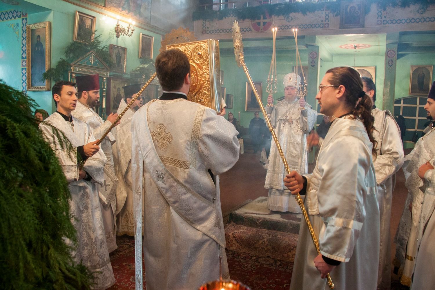 Высокопреосвященный архиепископ Александр совершил Божественную Литургию.