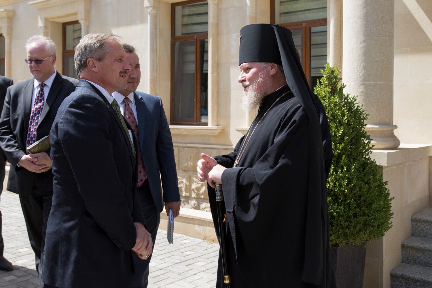 Высокопреосвященный архиепископ Александр принял в Бакинском Епархиальном Управлении Чрезвычайного и Полномочного Посла США в Азербайджане г-на Роберта Секуту.