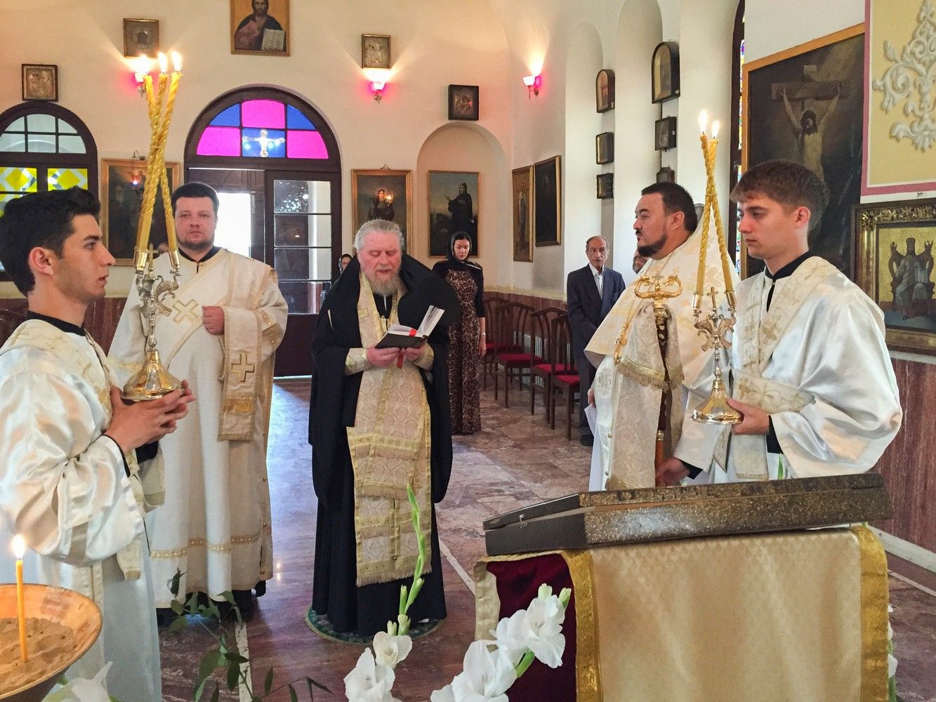 Высокопреосвященный архиепископ Александр принял участие в торжествах по случаю 70-летия прихода в честь свт. Николая Чудотворца в Тегеране.