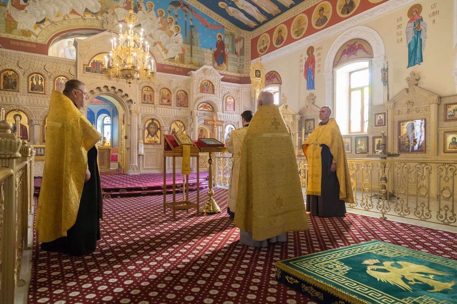 В День Победы и восстановления территориальной целостности в храмах Бакинской епархии отслужены молебны.