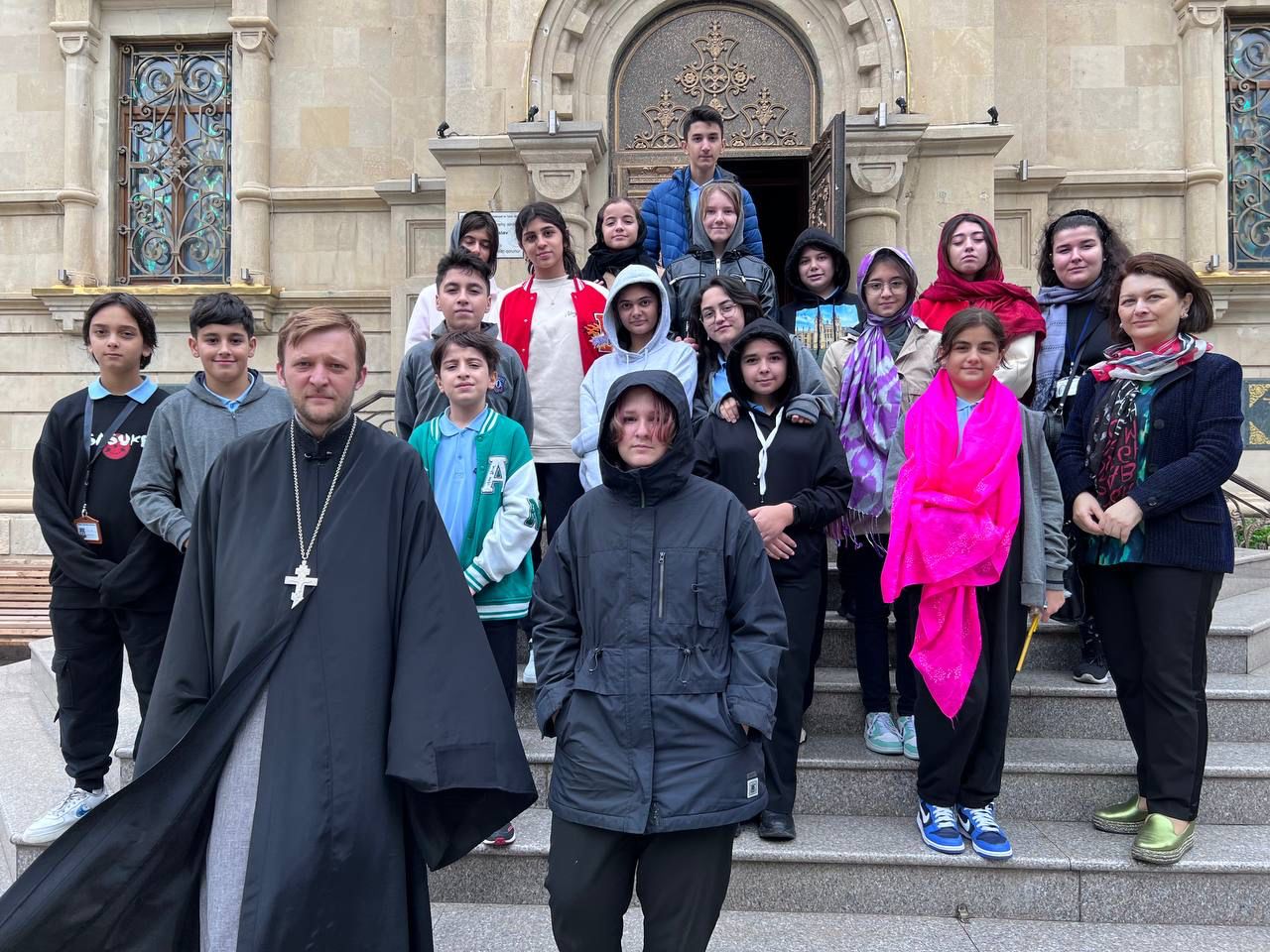 Учащиеся и преподаватели Бакинской Оксфордской школы посетили кафедральный собор