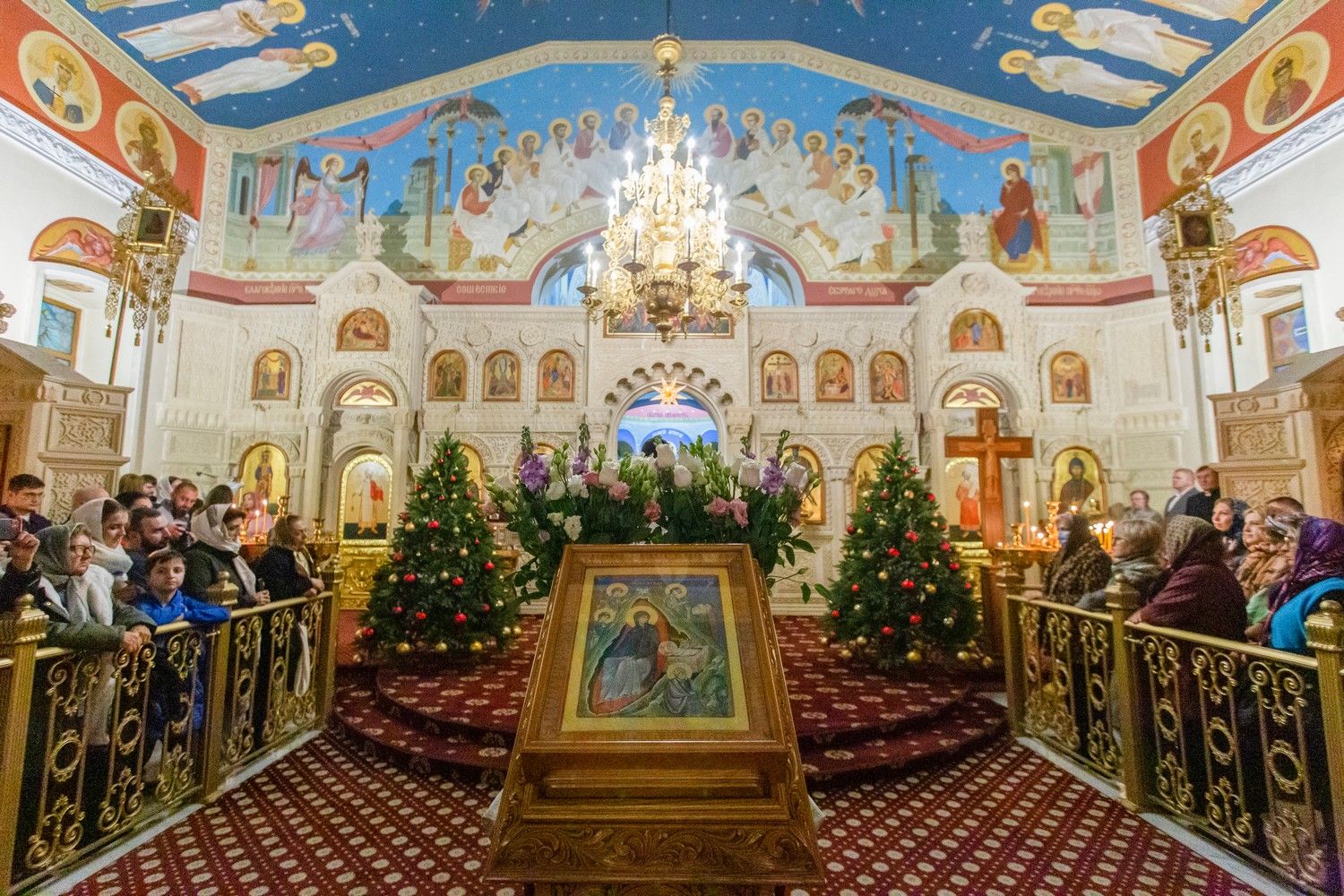 Фоторепортаж с Рождественского богослужения в кафедральном соборе святых Жен-Мироносиц г. Баку