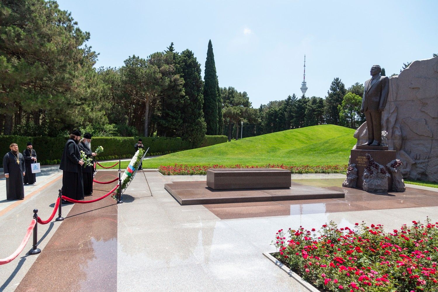 Архиереи возложили цветы к месту захоронения общенационального лидера Азербайджана