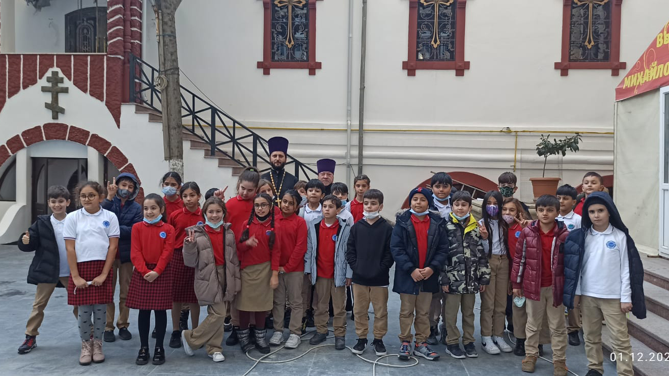 Учащиеся частной Бакинской школы "Dünya" посетили храм святого Архангела Михаила г. Баку.