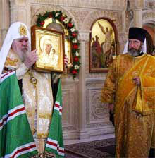 На молитвенную память о посещении Кафедрального собора Святейший Патриарх преподнес в дар Казанскую икону Божией Матери