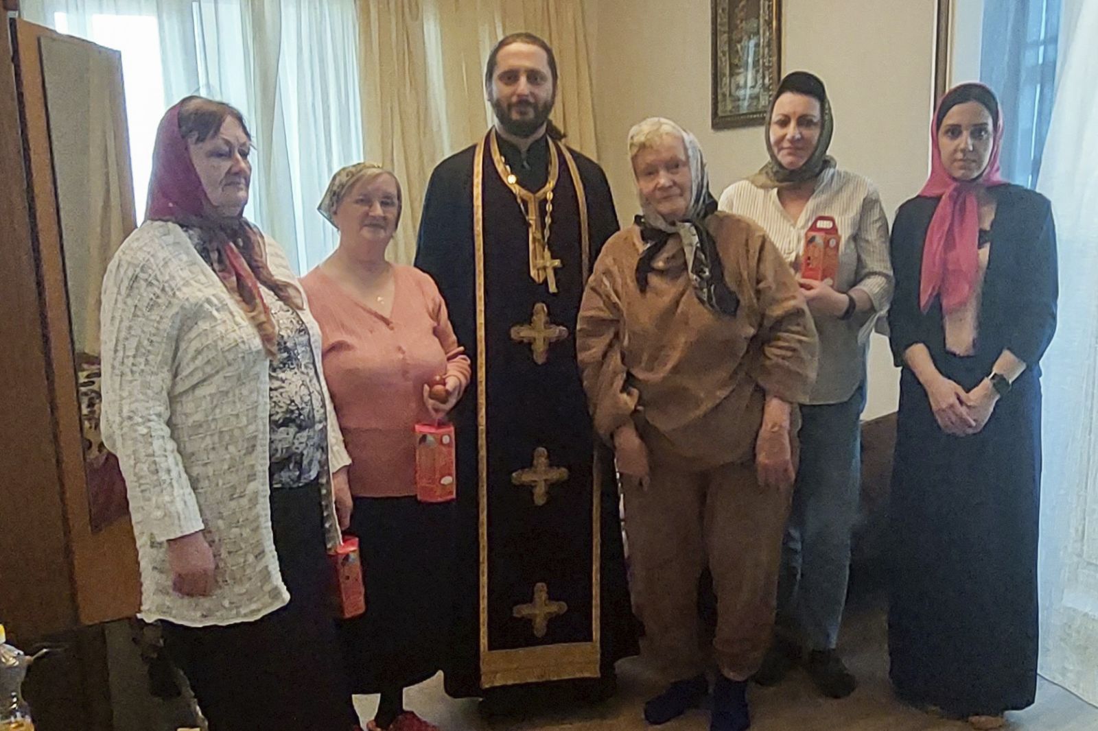 Руководитель епархиального отдела по благотворительности и социальному служению посетил пожилых прихожан