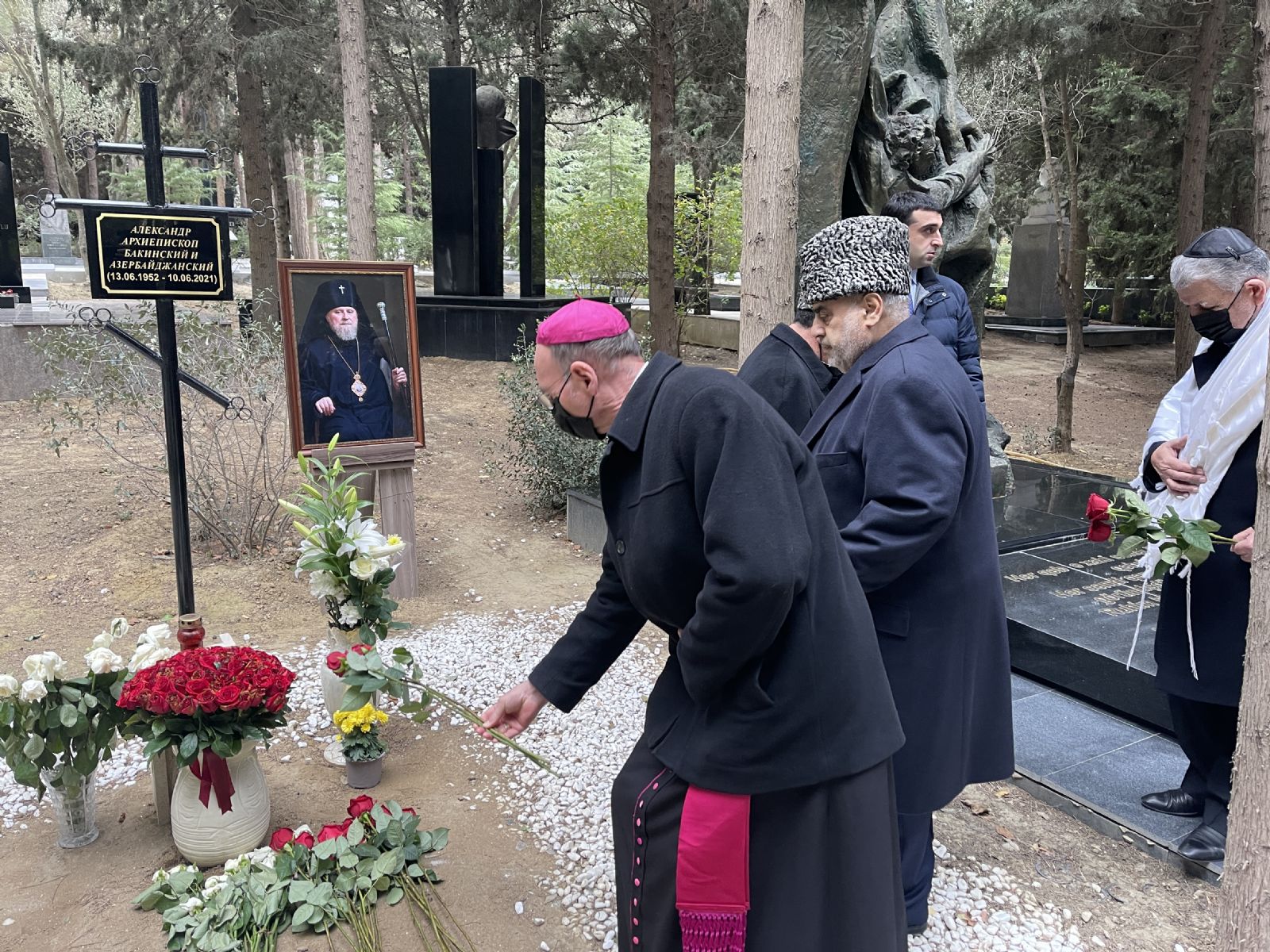 Главы религиозных конфессий Азербайджана посетили место захоронения архиепископа Александра (Ищеина)