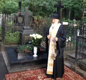 Святейший Патриарх Кирилл совершил литию на могиле своих родителей на Большеохтинском кладбище Санкт-Петербурга