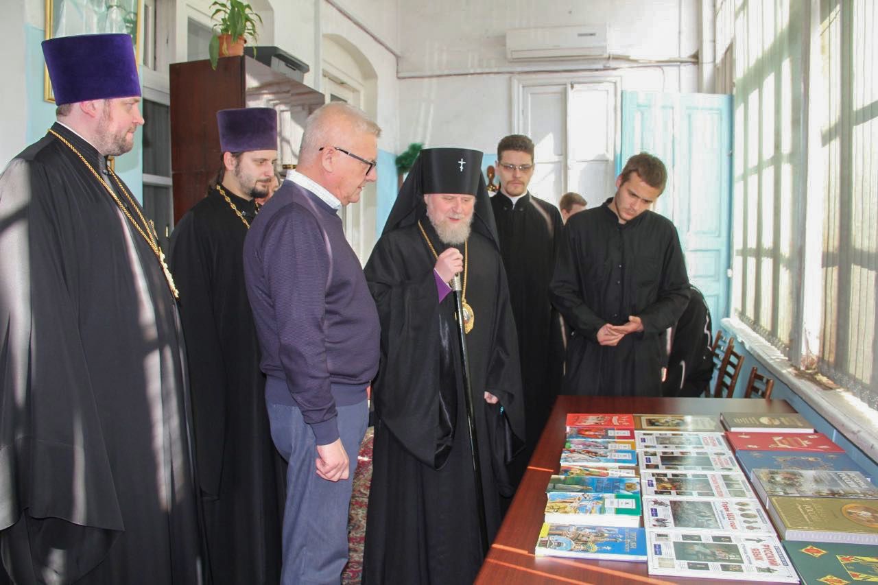 Высокопреосвященный архиепископ Александр принял участие в передаче литературы для учащихся детских воскресных школ г. Баку.