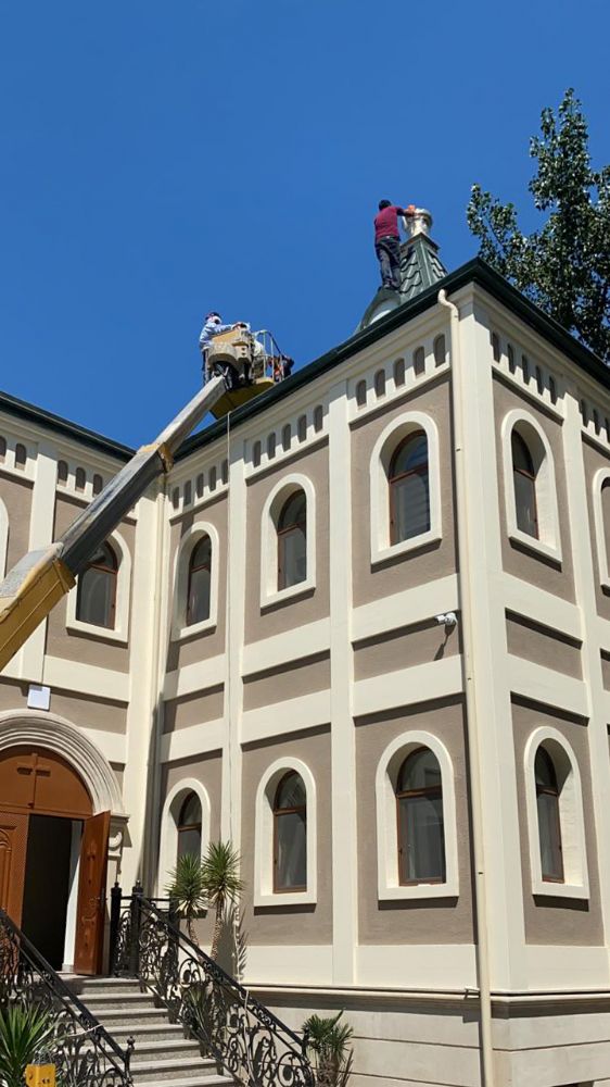 Новосоруженный крест и купол были водружены на кровлю крестильни при кафедрального соборе Свв. Жен-Мироносиц г. Баку.