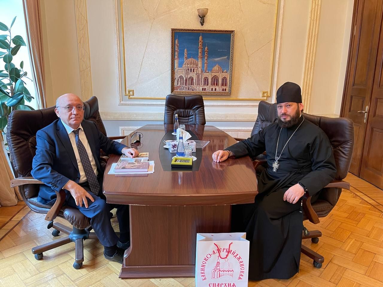 Председатель Государственного комитета по работе с религиозными структурами Азербайджана принял секретаря Бакинского епархиального управления.