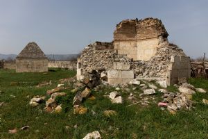 Разрушенные мавзолеи фамильной усыпальницы карабахских ханов кладбища «Имарет».