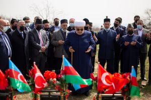 Делегация религиозных деятелей на могиле национального героя Азербайджана Аллахверди Багирова
