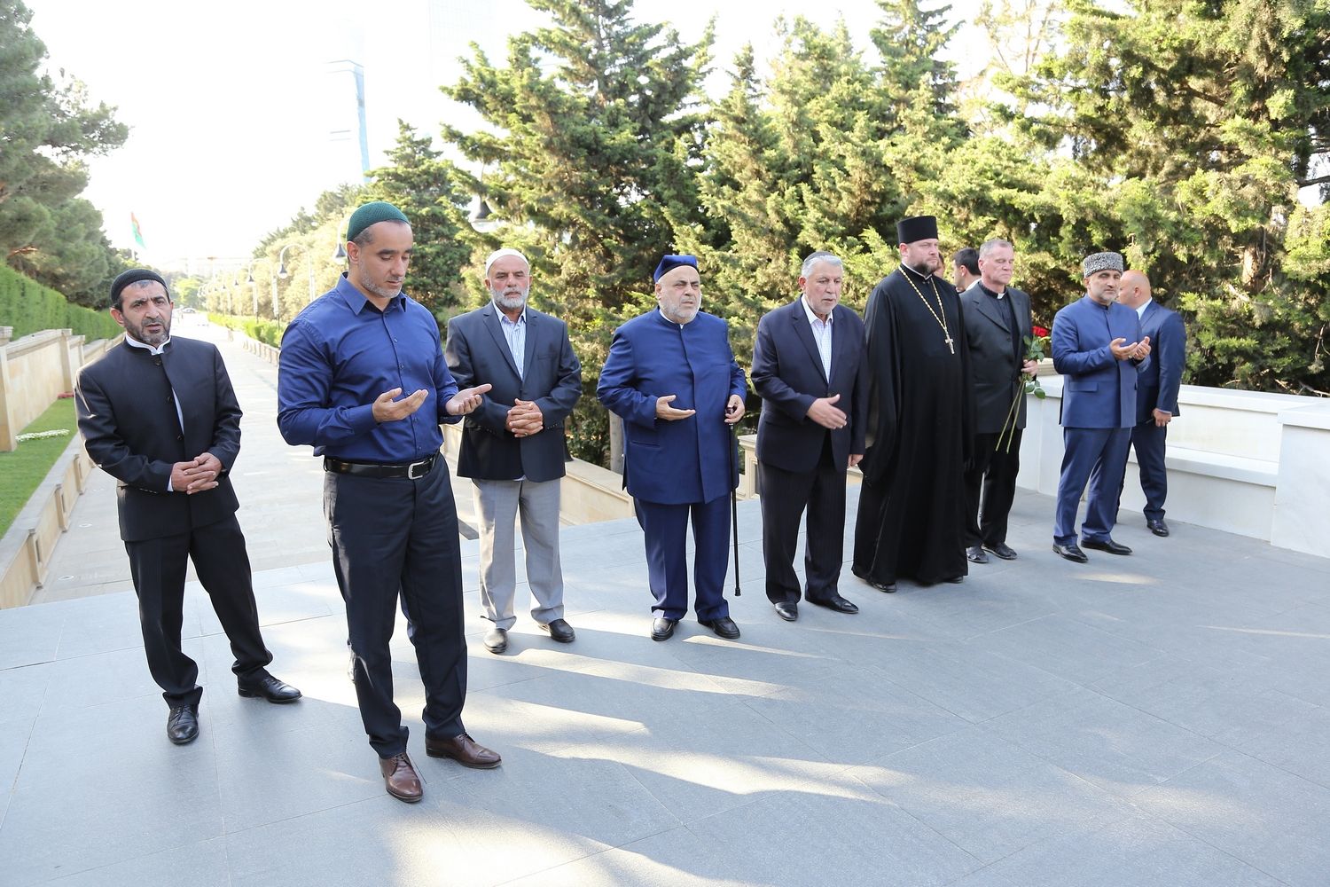 Главы и представители традиционных религиозных общин почтили память защитников Отечества.