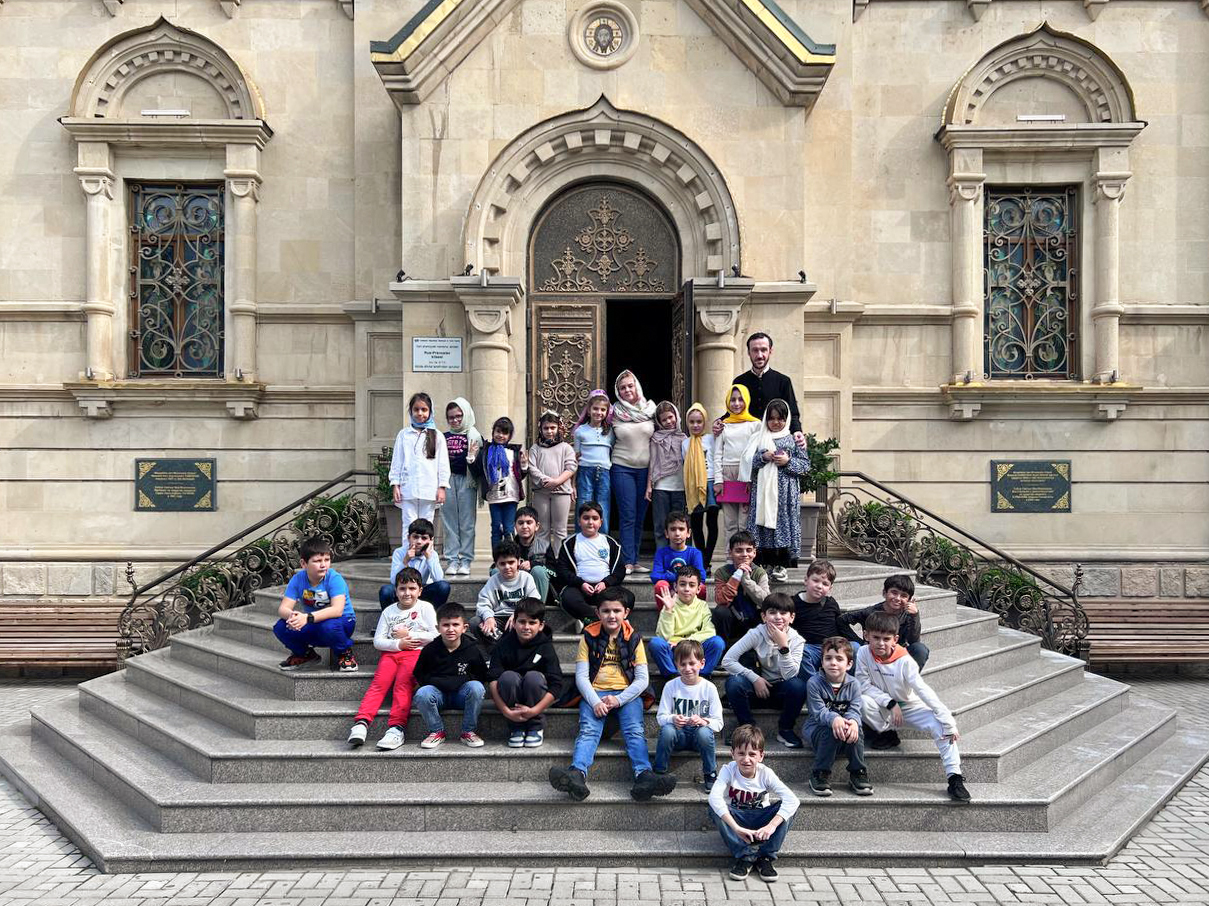 Учащиеся Бакинской школы №6 посетили Кафедральный собор свв. Жен-Мироносиц