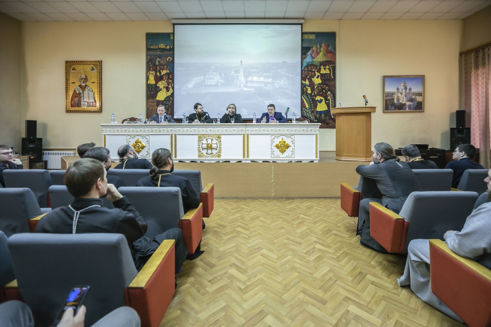 В Николо-Угрешской семинарии состоялся круглый стол, посвященный вопросам повышения квалификации тюремного духовенства и сотрудников пенитенциарных учреждений