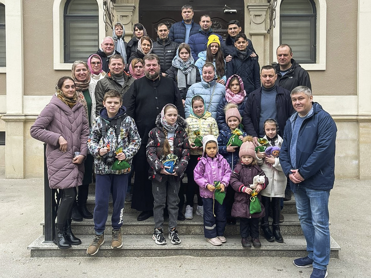 Собор Рождества Богородицы г. Баку посетила группа сотрудников посольства России