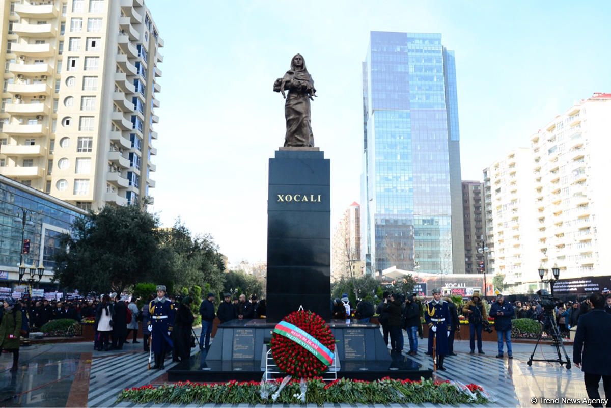 Состоялось возложение венка к мемориалу памяти жертв Ходжалы