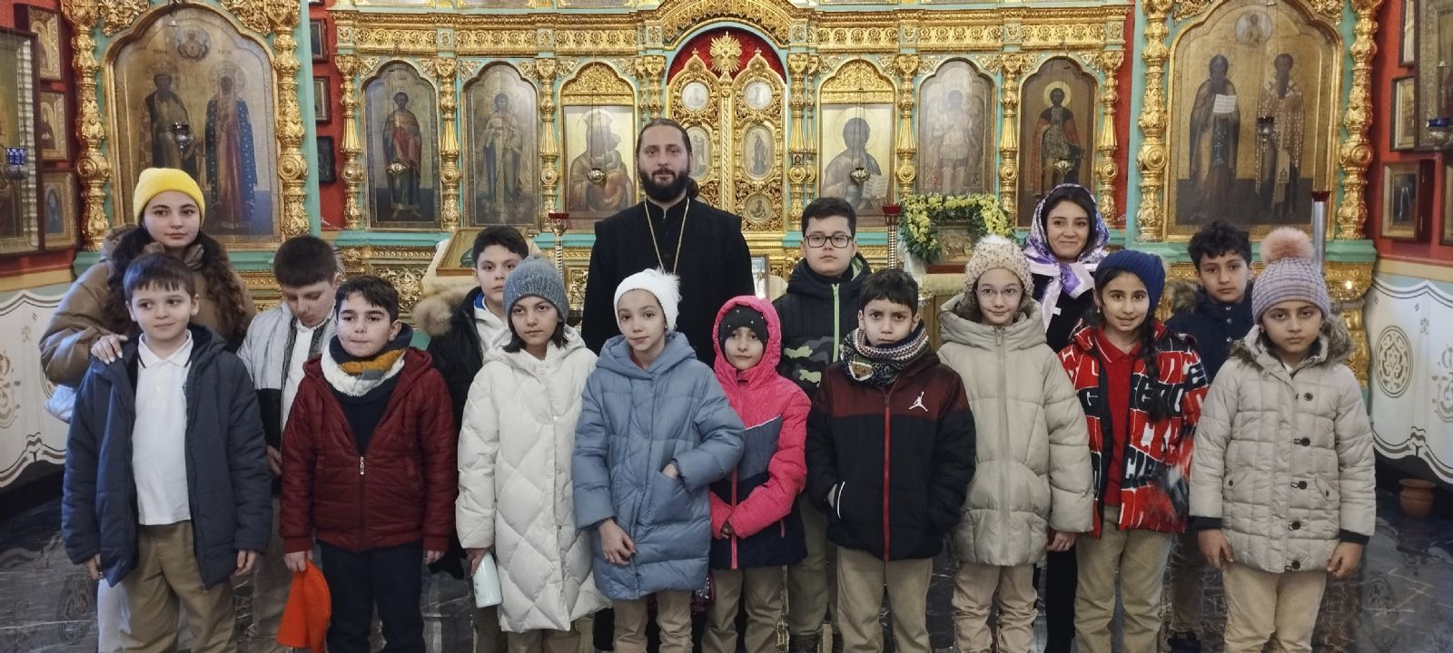 Группа учащихся школы "Dünya" посетила храм Архангела Михаила г. Баку