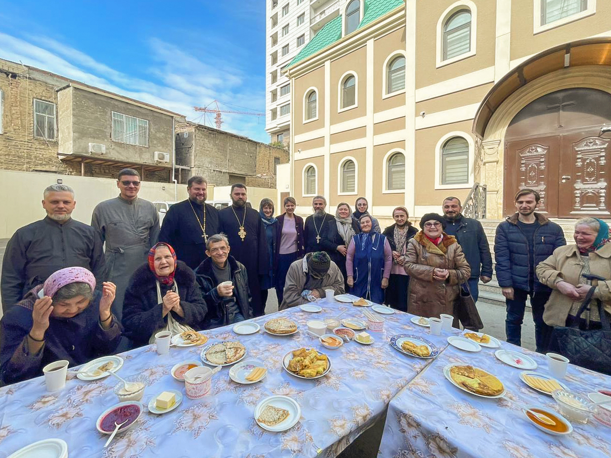 Чаепитием с блинами отметили Масленицу в соборе Рождества Богородицы г. Баку