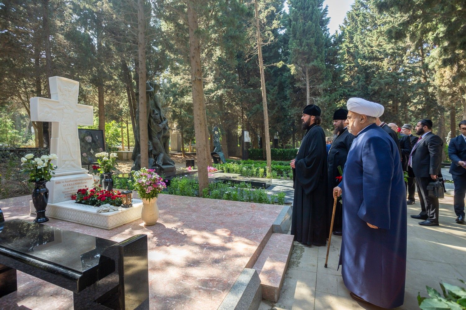 Религиозные лидеры Азербайджана посетили могилу архиепископа Александра (Ищеина)