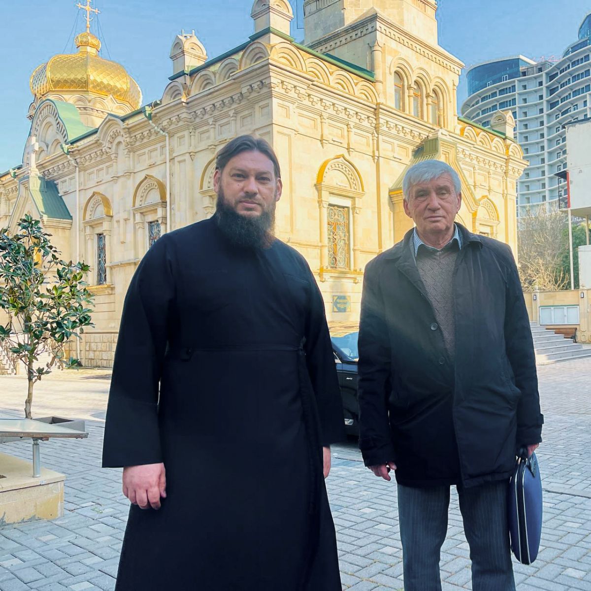 Секретарь Бакинской епархии встретился с директором русско-татарского кладбища пос. Сураханы г. Баку