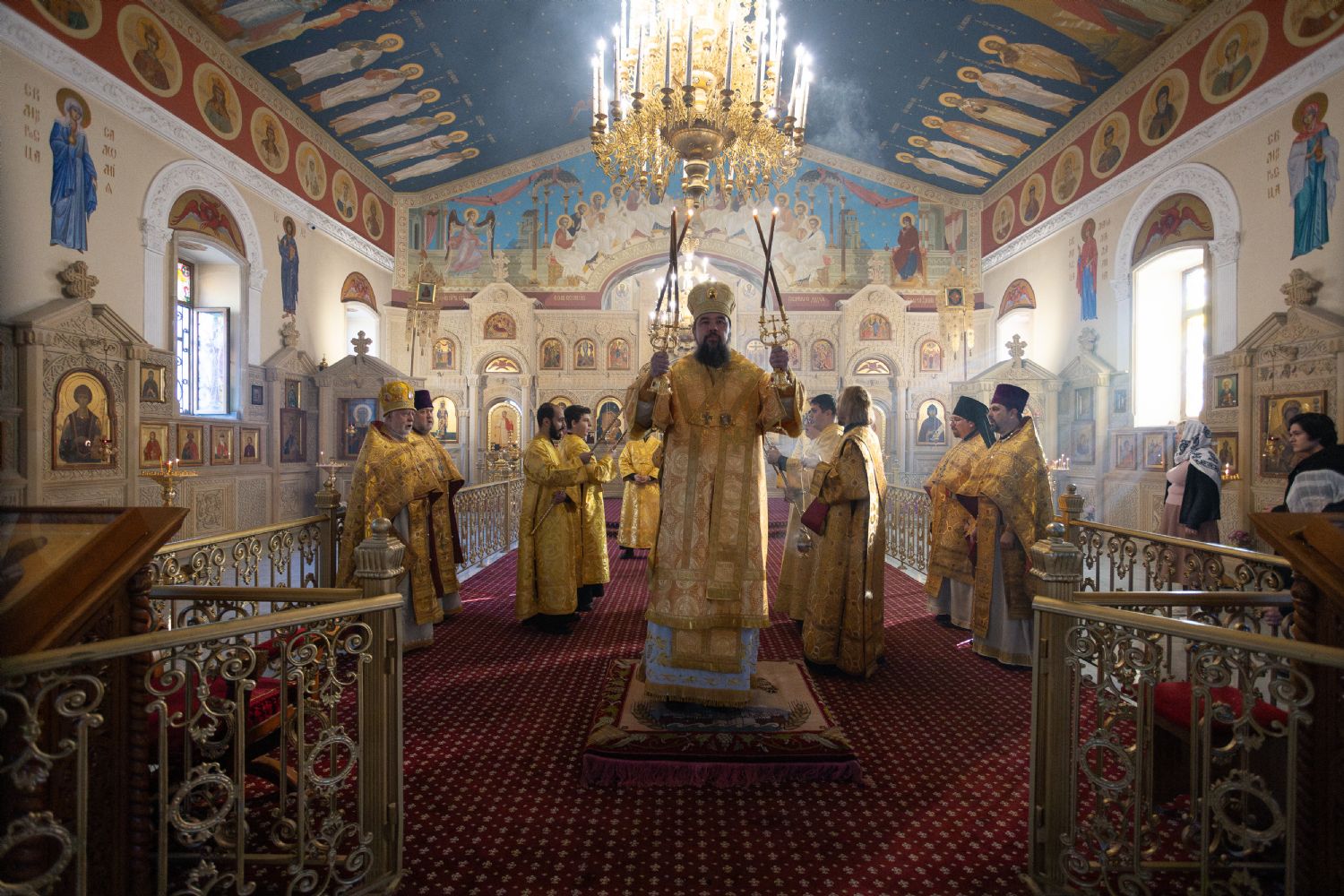 Архиерей совершил Божественную литургию в кафедральном соборе