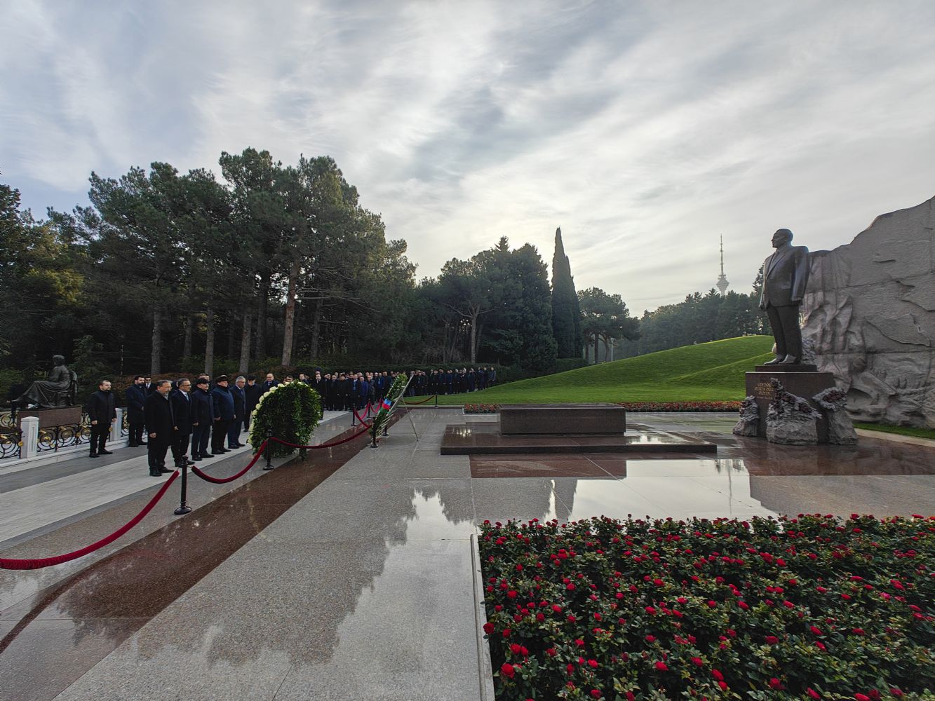 Участники II Форума религиозных деятелей посетили Аллею почетного захоронения и Парк Победы
