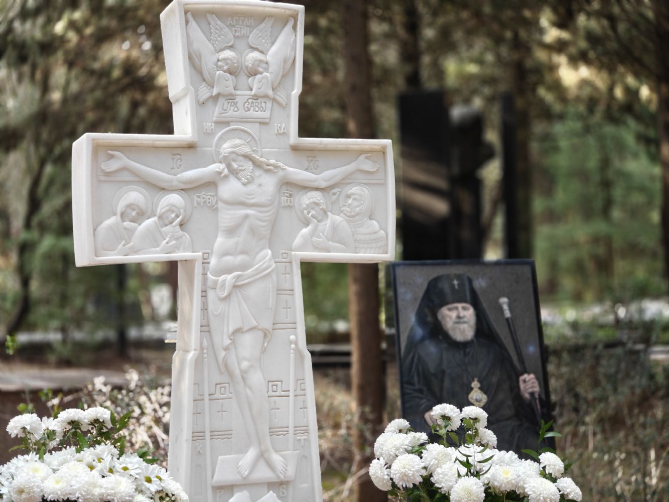 Епископ Алексий совершил заупокойную литию на могиле архиепископа Александра (Ищеина)