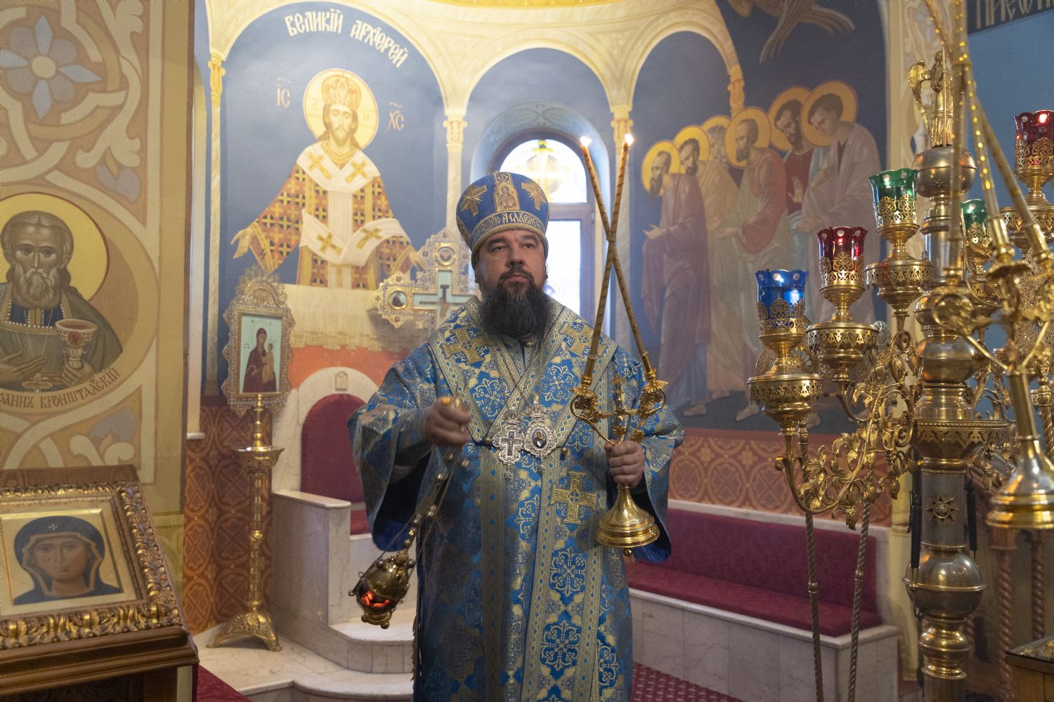 Архиерей совершил Божественную литургию в кафедральном соборе