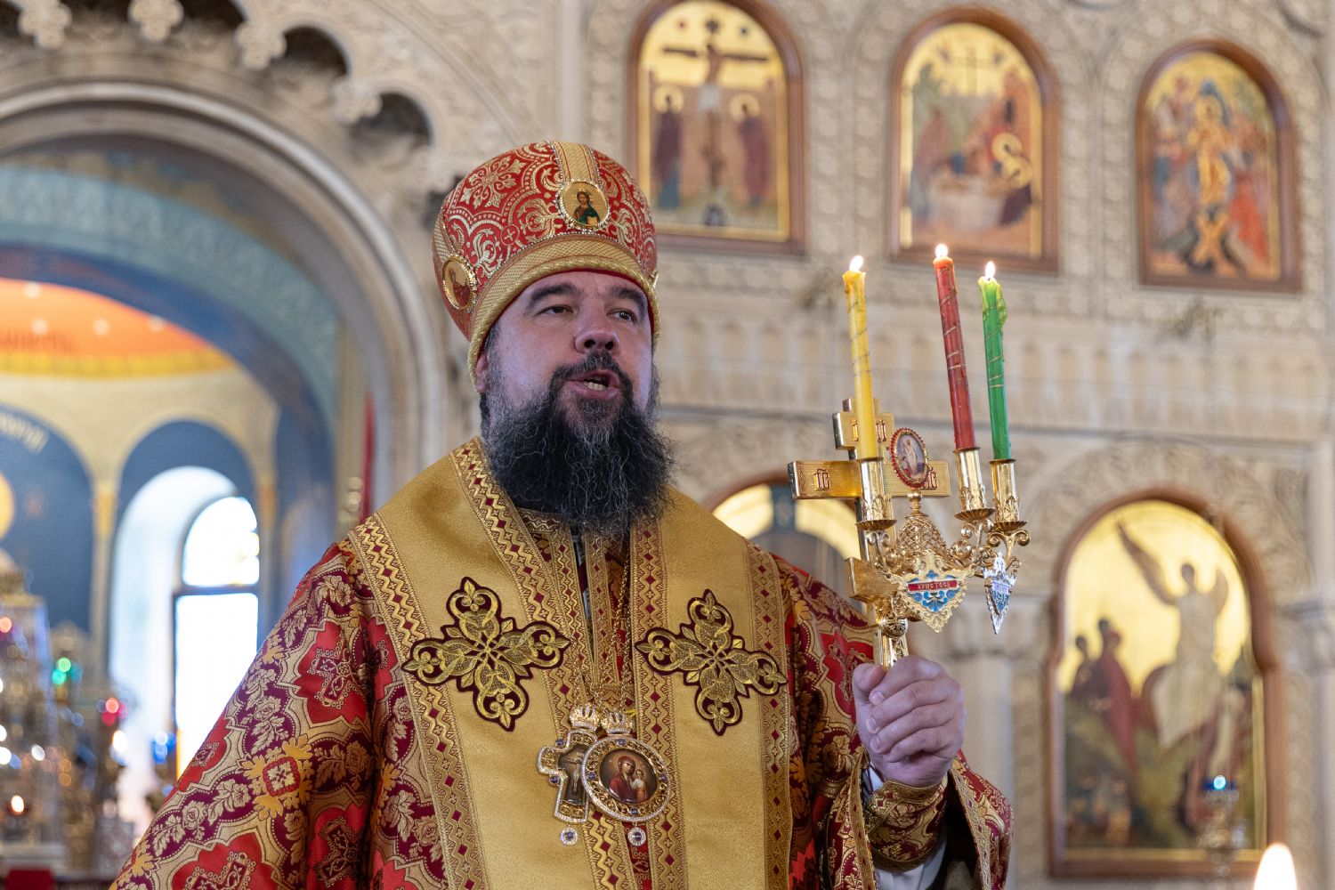 Архиерей совершил Божественную литургию в кафедральном соборе