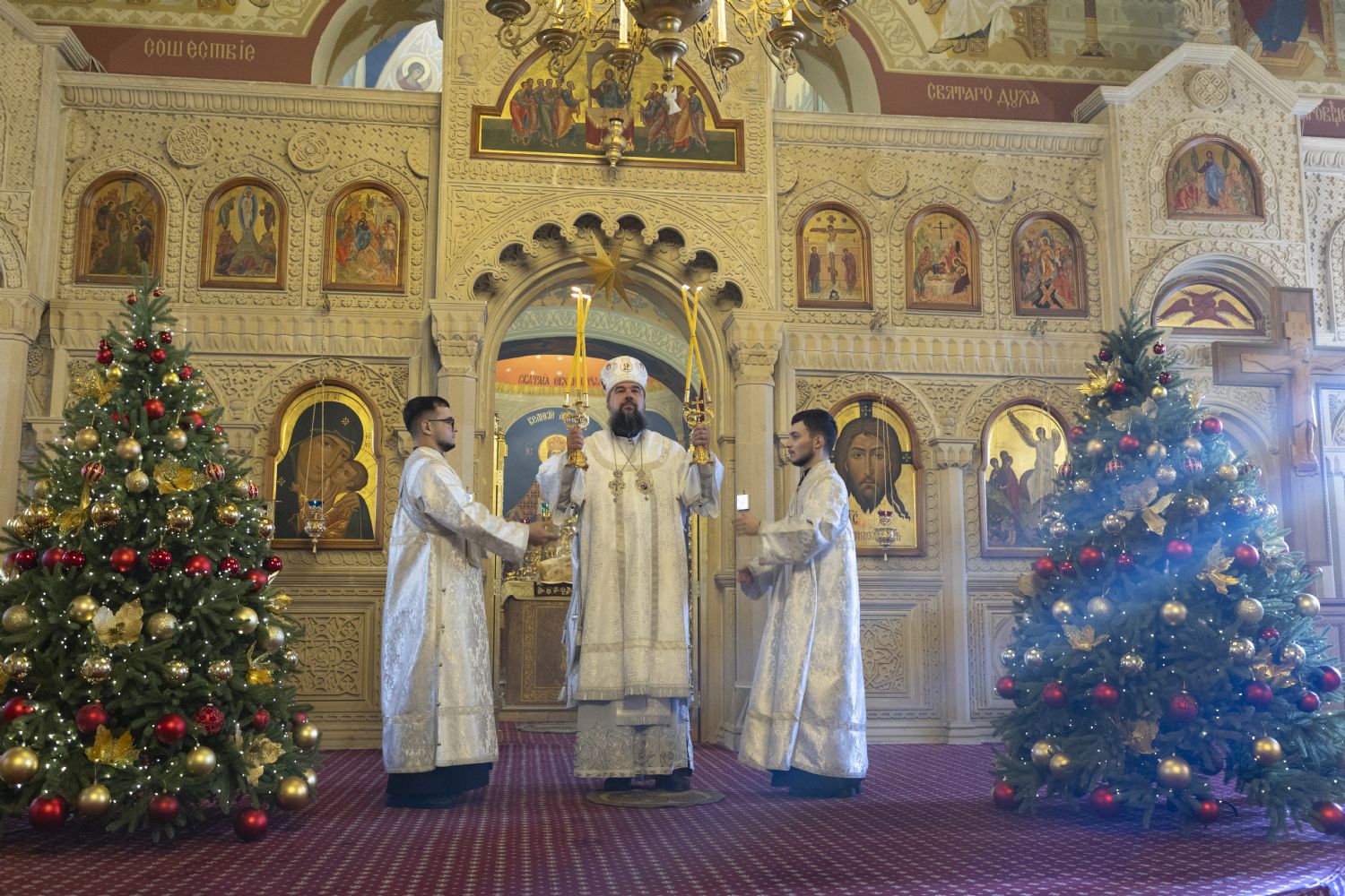 В Рождественский сочельник епископ Алексий совершил Божественную литургию в кафедральном соборе