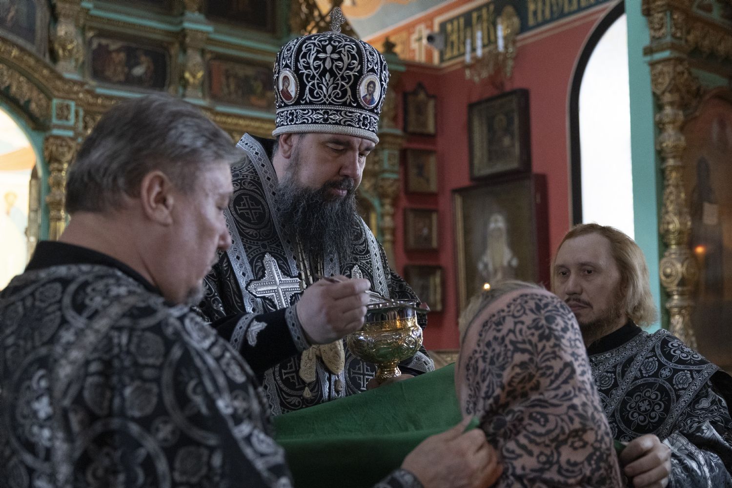 Епископ Алексий совершил Литургию Преждеосвященных Даров в храме Архангела Михаила