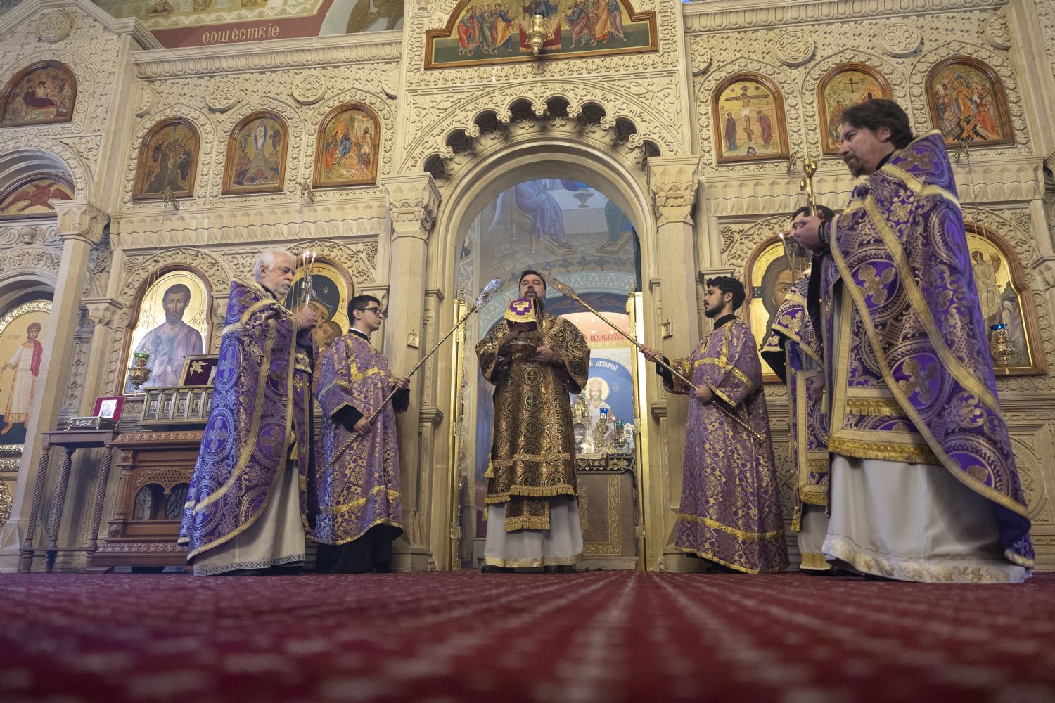 Епископ Алексий совершил Божественную литургию в кафедральном соборе