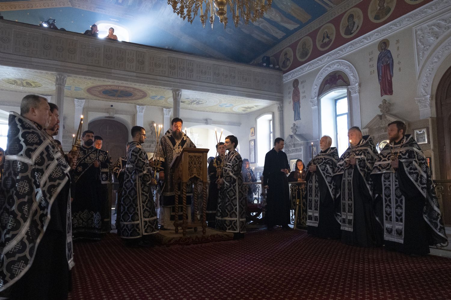 Епископ Алексий совершил утреню Великого Пятка с чтением 12-ти Страстных Евангелий