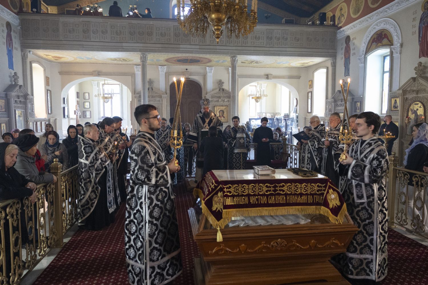 Епископ Алексий совершил вечерню с выносом Плащаницы Спасителя