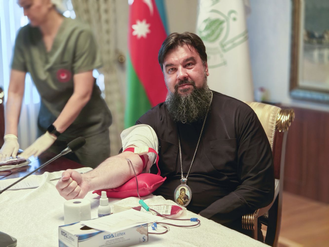 Епископ Алексий принял участие в акции сдачи крови