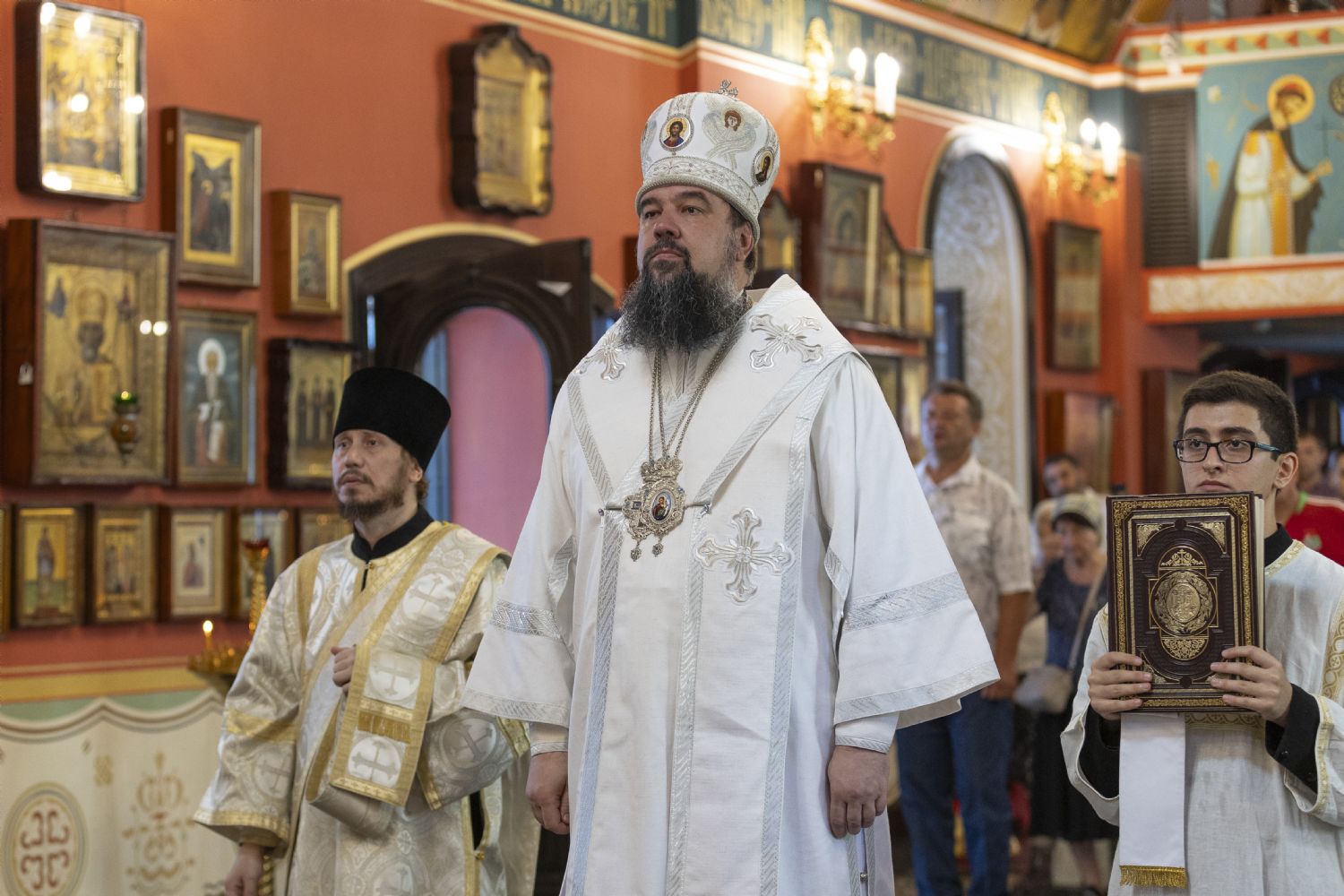 Епископ Алексий совершил Божественную литургию в храме Архангела Михаила