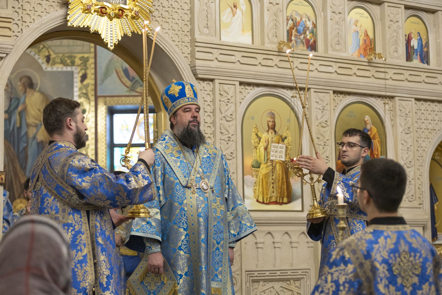 Епископ Алексий совершил всенощное бдение в соборе Рождества Богородицы